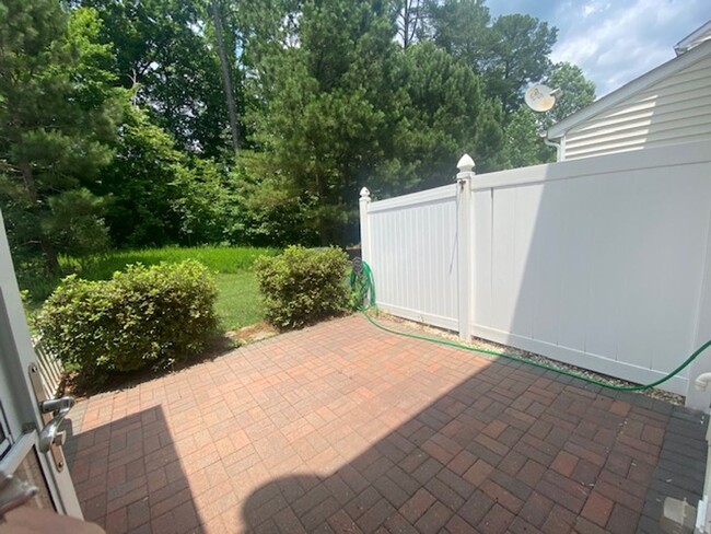 Building Photo - Must See Townhouse! Tons of Living Space! ...
