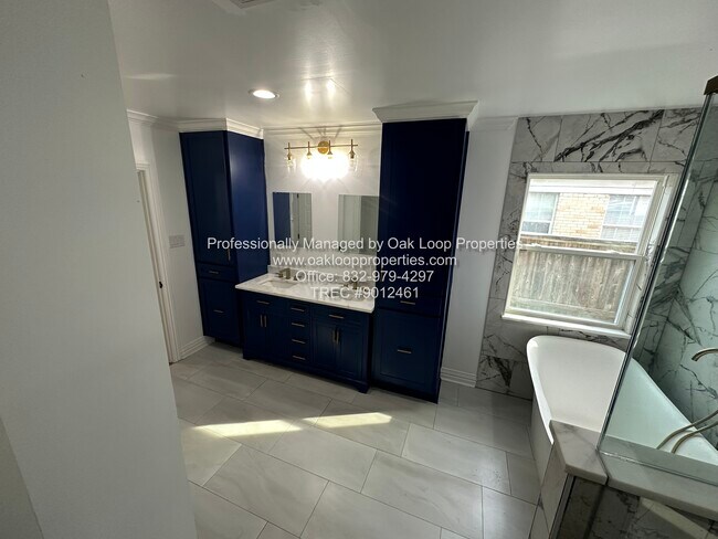 Building Photo - 1404 Des Jardines St