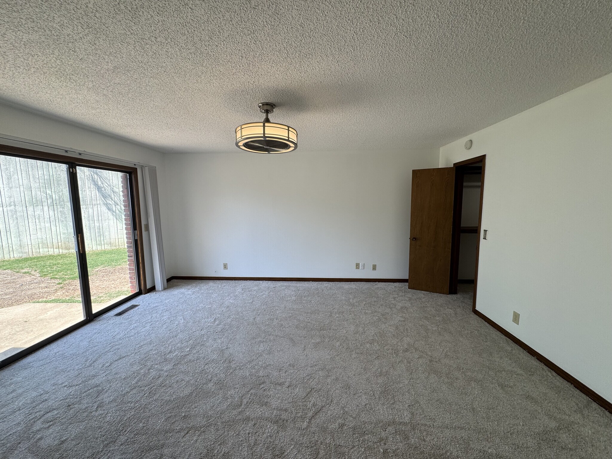 Building Photo - 7108 S Indianapolis Ave