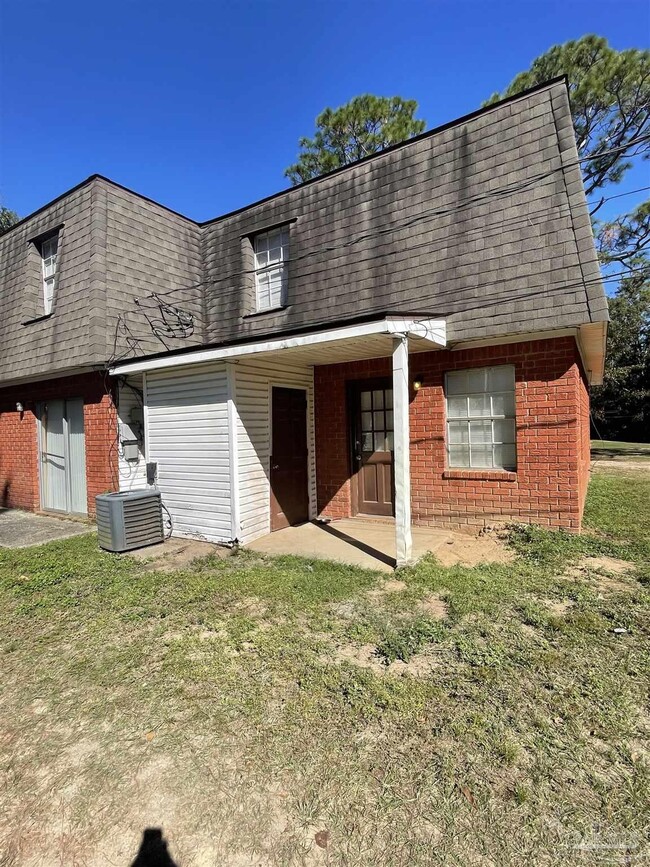 Building Photo - 1121 Lake Dr