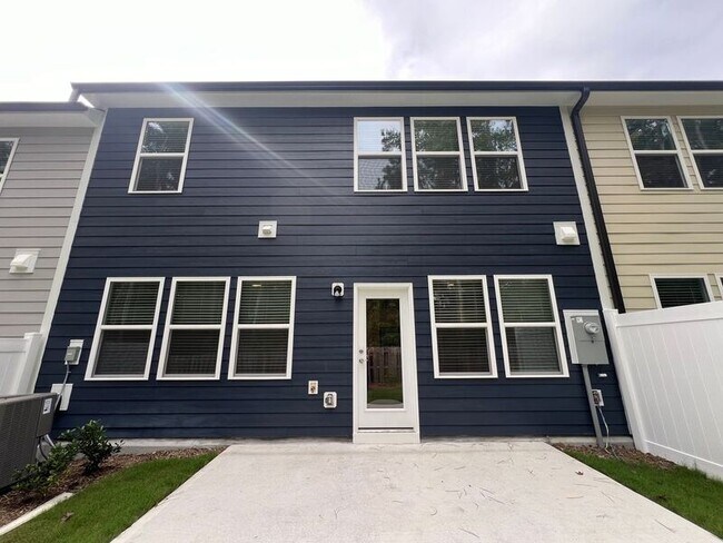 Building Photo - 812 McKenzie Pk Ter