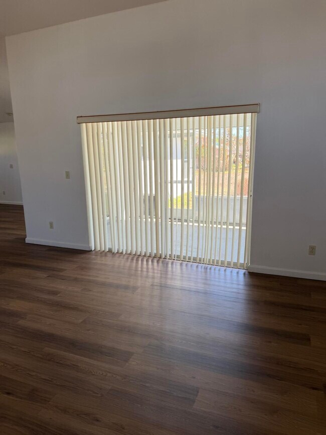 Building Photo - 137 SW Meade Cir