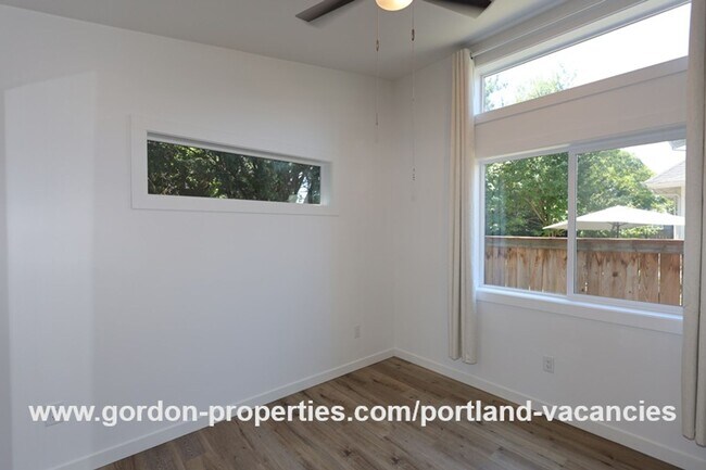 Building Photo - SE 88th Ave - 2 bedroom ADU close to restaurants along SE 92nd Ave