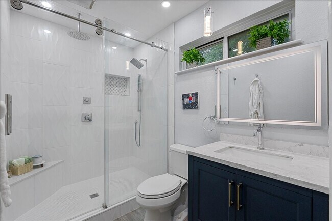 Building Photo - 883 Silverpines Rd