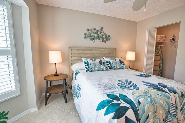 Building Photo - Seasonal Short-Term 2 Bed 2 Bath Heated Pool Villa with a Den in Harrington Lakes at Planation Go...