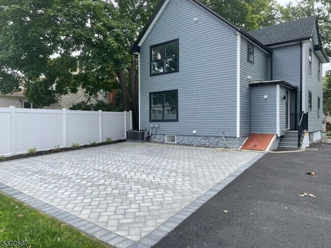 Building Photo - 61 Smull Ave