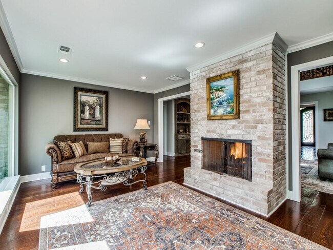 Building Photo - 211 Briarpark Dr