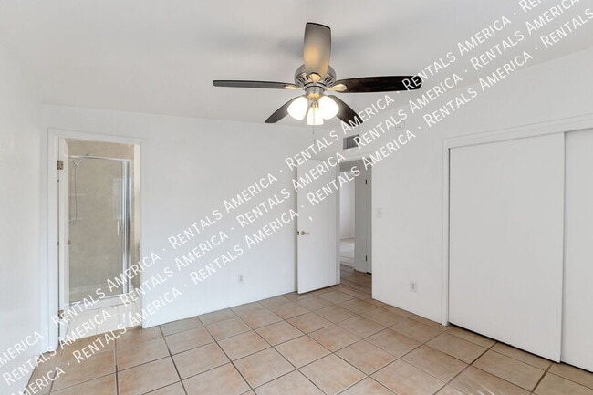 Building Photo - 803 E Holaway Dr