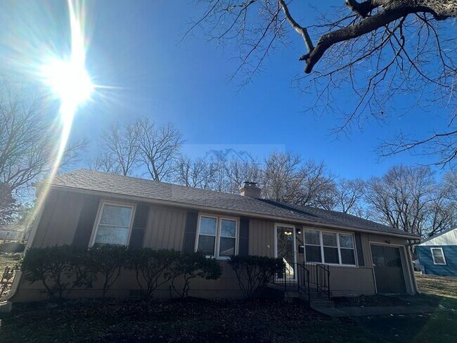 Building Photo - 8205 E 53rd KC MO -3 bed / 1 full bathroom...
