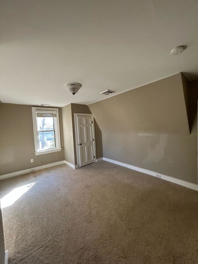 Building Photo - Beautiful, Large 4 Bedroom 1.5 Bath Home in Lancaster with Yard!