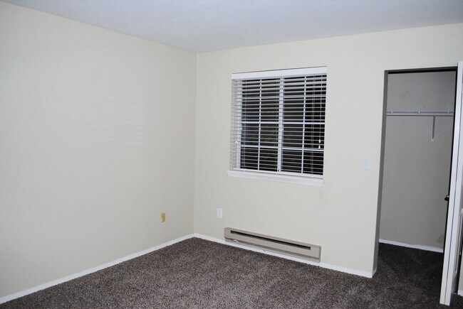 Building Photo - Remodeled Bellevue Condo