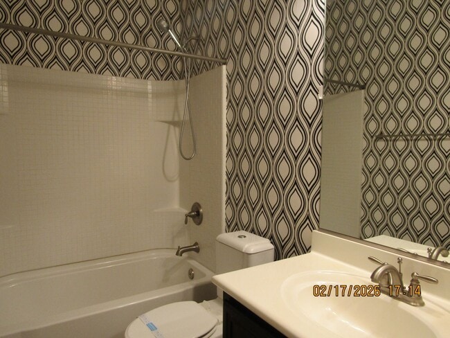 Building Photo - 4 Bedroom home gated community