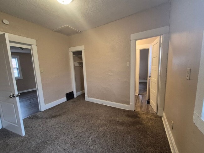 Building Photo - Two Bedroom, One Bathroom Home with Washer/Dryer!