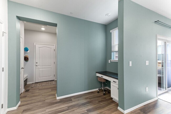 Building Photo - Beautiful 2 bedroom, 2.5 bath townhome in Mosaic