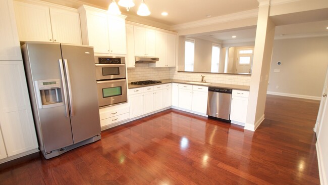 Building Photo - Breathtaking 2 Bd/2.5 Baths End-Unit Townh...
