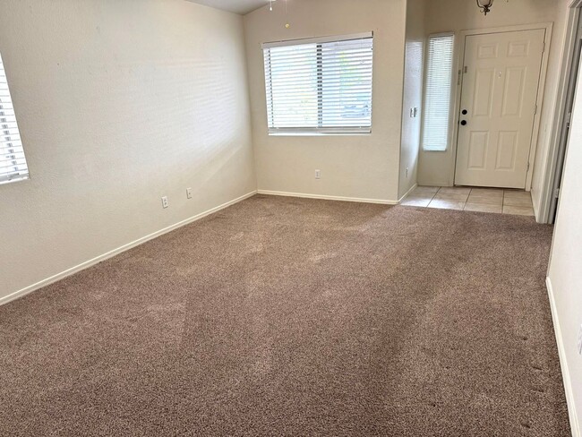 Building Photo - 3 bedroom plus den, 2 bath, on the golf co...