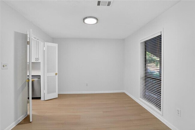 Building Photo - 8740 Roswell Rd