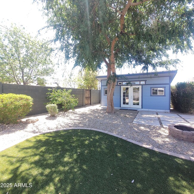 Building Photo - 7335 N 11th Pl