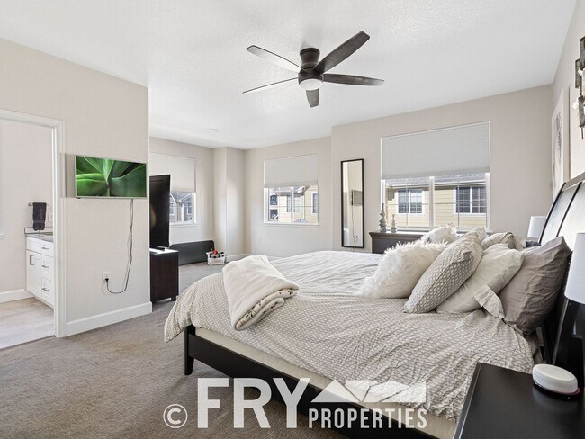 Building Photo - Beautiful Townhome in a Great Location