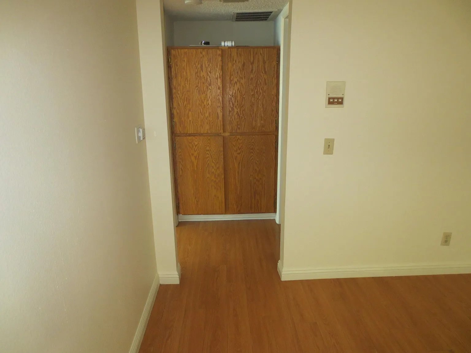Building Photo - 10611 Moorpark St