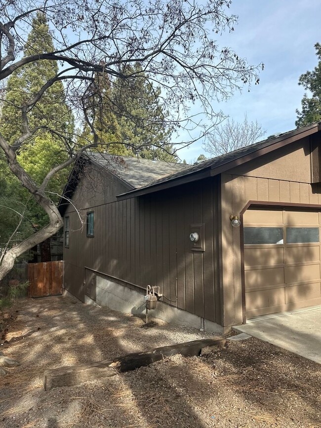 Building Photo - Updated SW Bend Home with Large Backyard!