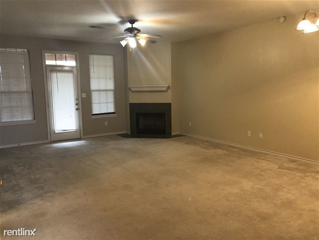 Building Photo - 1 br, 1.5 bath Condo - Oaks of Villa Maria...