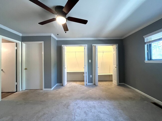 Building Photo - Newly listed!