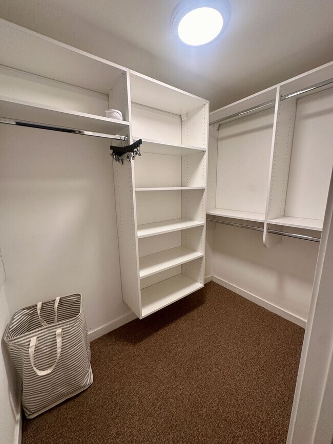 Building Photo - 736 N Throop St