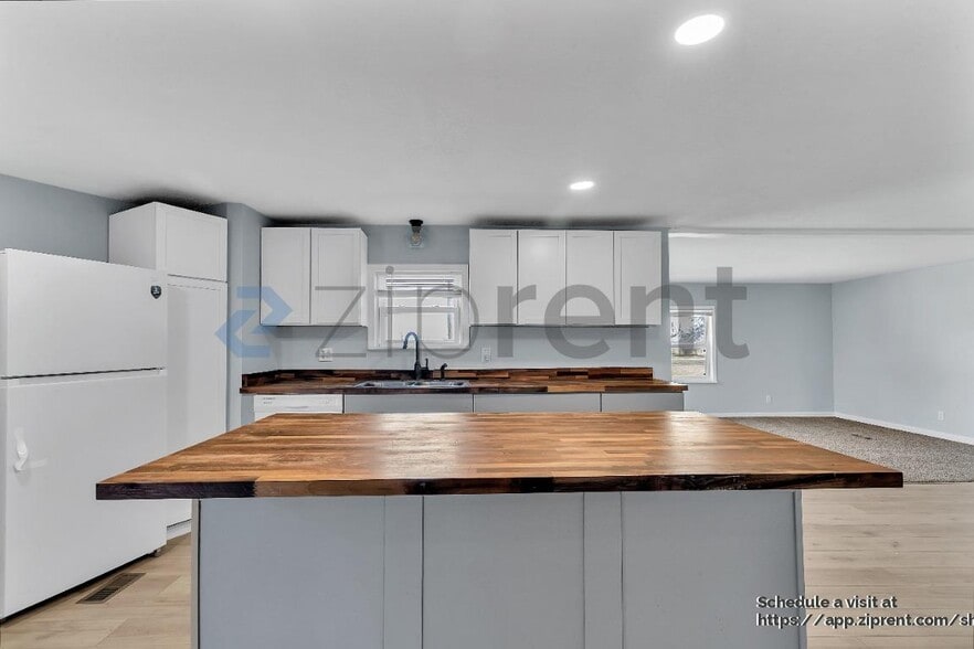 Building Photo - 1615 E 90th St S