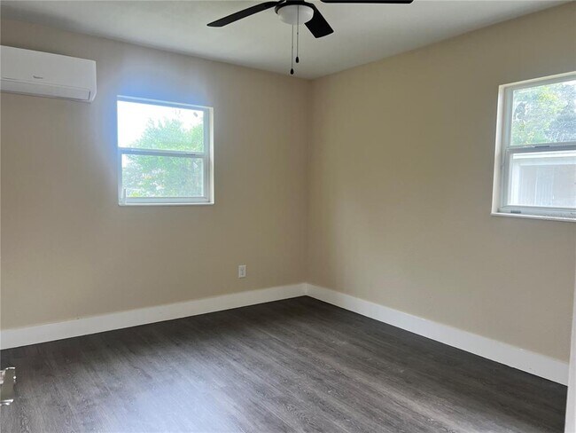 Building Photo - 3616 E Shadowlawn Ave