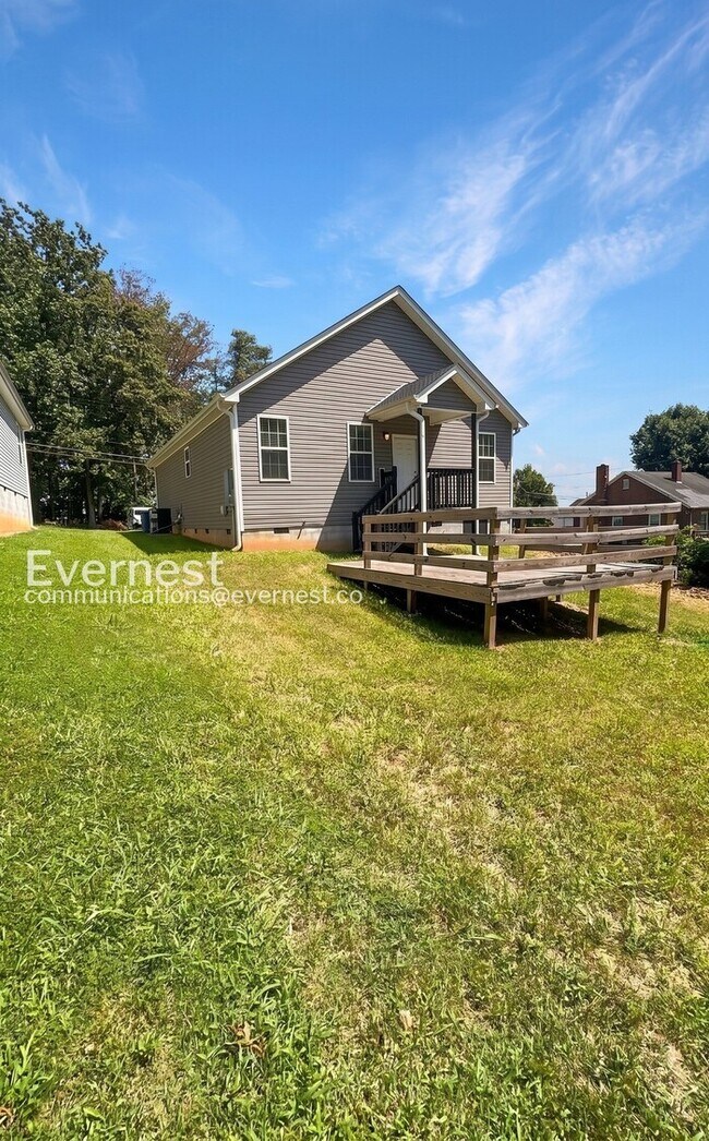 Building Photo - 3 Bed/2 Bath Home with Off-Street Parking / Pet-Friendly / Available Now!
