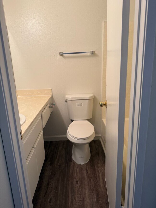 Building Photo - Spacious 2 Bedroom 2.5 Bath Condo on 5th S...
