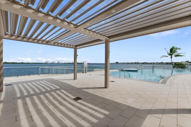 Building Photo - 100 Lakeshore Dr