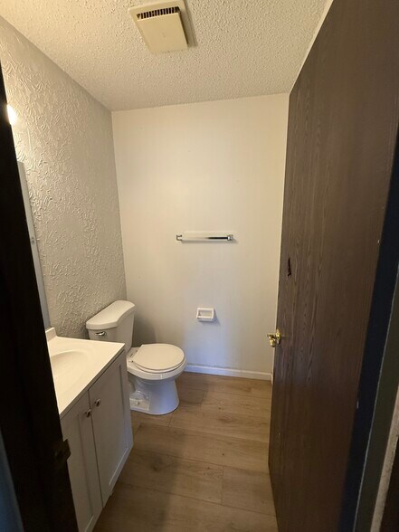 Building Photo - 6668 Fairway Cir