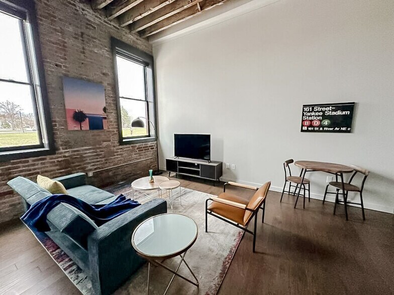 Building Photo - 500 W 7th St N