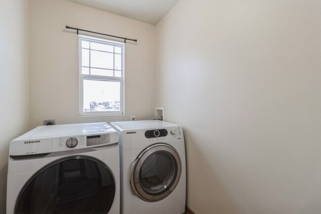 Building Photo - Commuter's Dream!!  3 Bedroom, 2.5 Bathroom Home in West Des Moines!