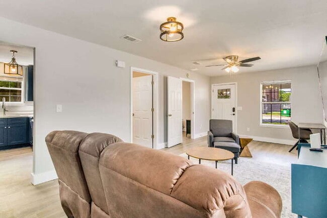 Building Photo - Charming 3-Bedroom, 2-Bath Home Near Downtown Pensacola