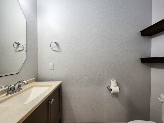 Building Photo - 4515 Greenleaf Dr
