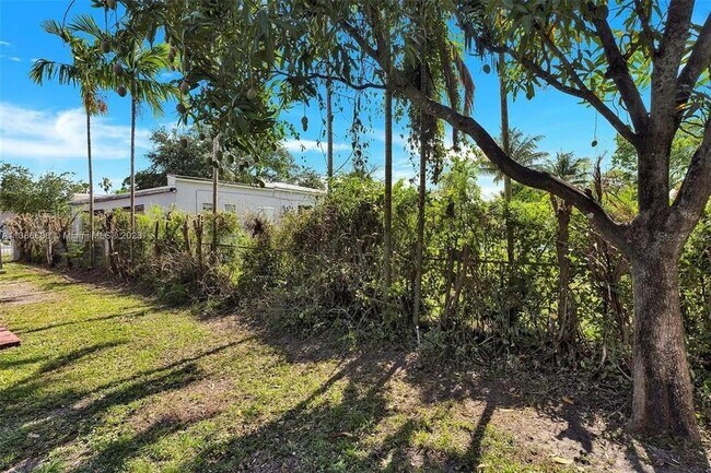 Building Photo - 437 Swan Ave