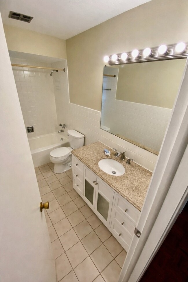 Building Photo - 1119 Crest Ln