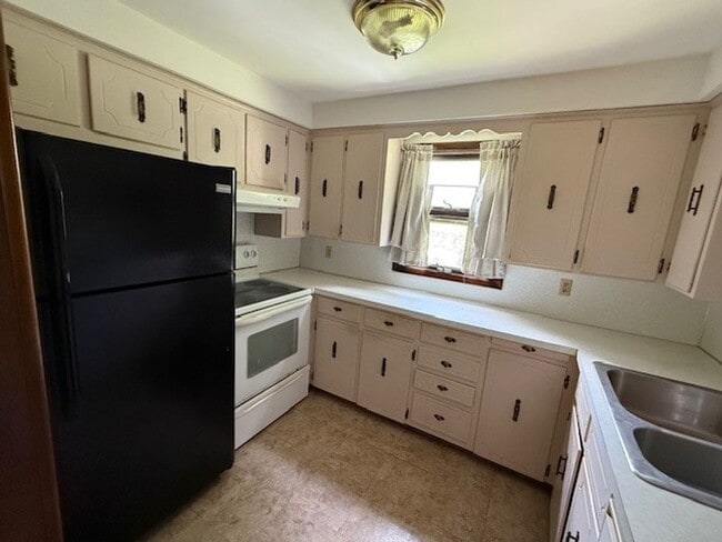 Building Photo - Charming 3 Bedroom Home with Fenced Yard &...