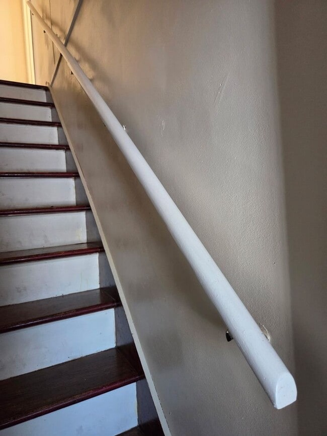 Building Photo - Large 4-Bedroom Single Family Home, Quiet Neighborhood. Available January 1st!