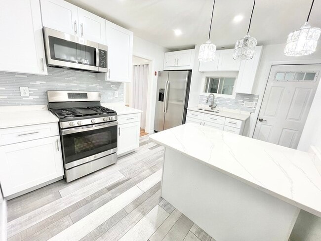 Building Photo - 22 Clinton St