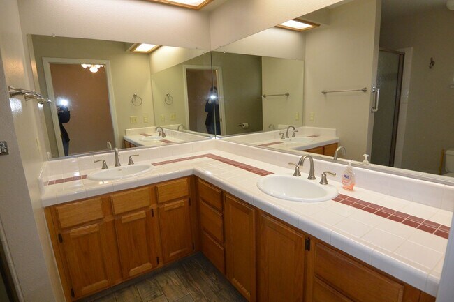 Building Photo - 3 bedroom 2 bathroom in the El Diamante sc...