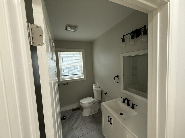 Building Photo - 697 Manton Ave