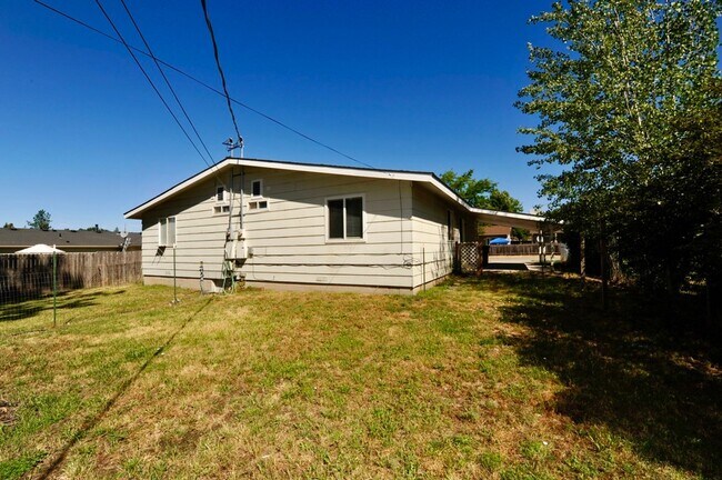 Building Photo - 1526 E Mary Ln