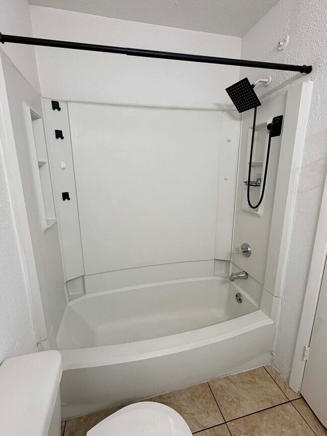 Building Photo - 1/1 Condo for Rent in Fort Myers