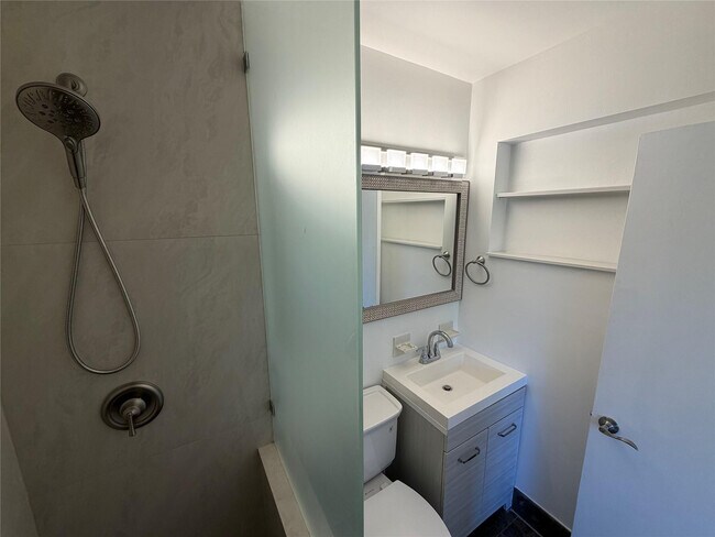 Building Photo - 101 SE 14th Pl