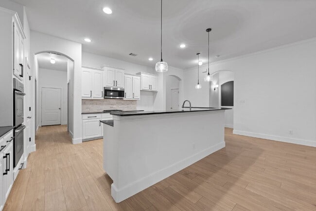 Building Photo - Spacious 5-Bedroom Retreat on Hidden Lake Court with Pool