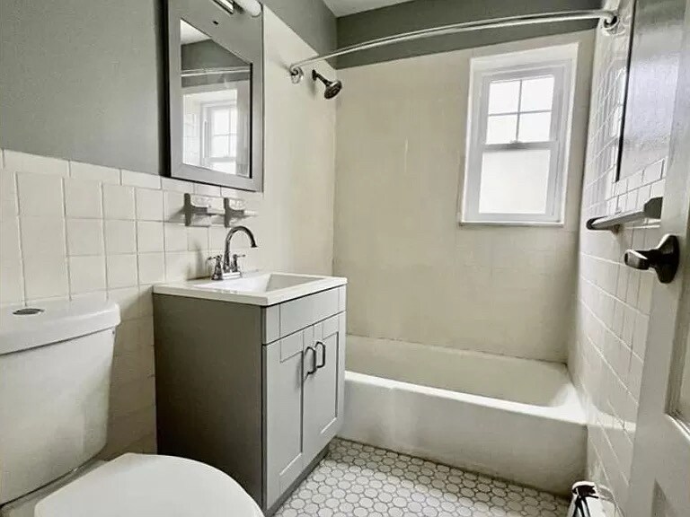 Building Photo - 138 Clinton Pl